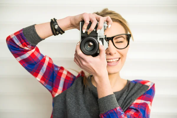 Flicka med kamera — Stockfoto