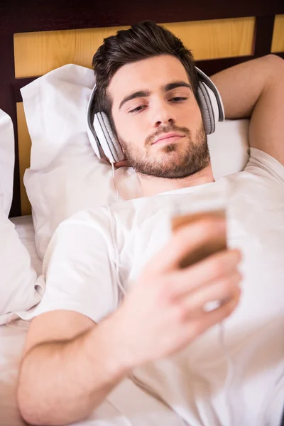 Listening music — Stock Photo, Image