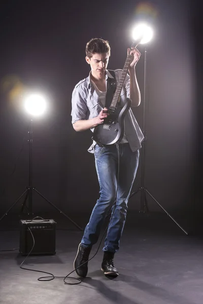 Mies kitaran kanssa — kuvapankkivalokuva