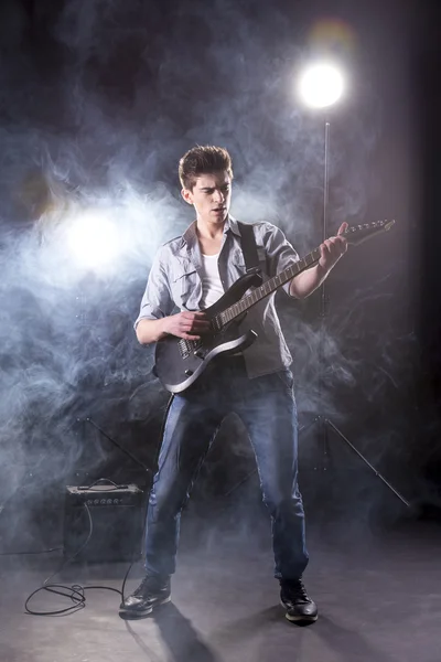 Homem com guitarra — Fotografia de Stock