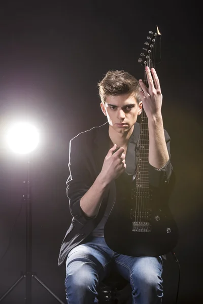 Homem com guitarra — Fotografia de Stock