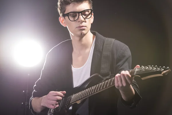 Hombre con guitarra —  Fotos de Stock