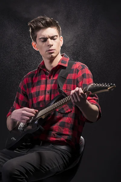 Человек с гитарой — стоковое фото