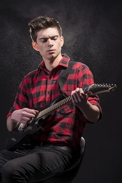 Homem com guitarra — Fotografia de Stock