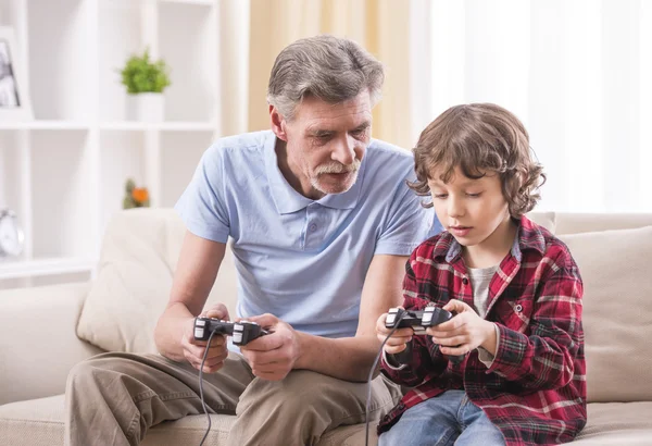 Abuelo y nieto — Foto de Stock