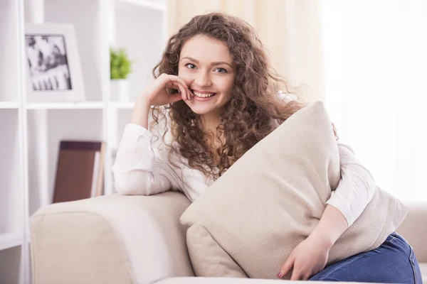 Meisje thuis — Stockfoto