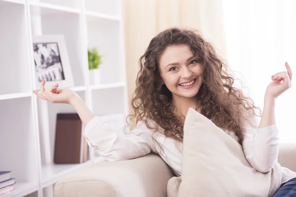 Menina em casa — Fotografia de Stock