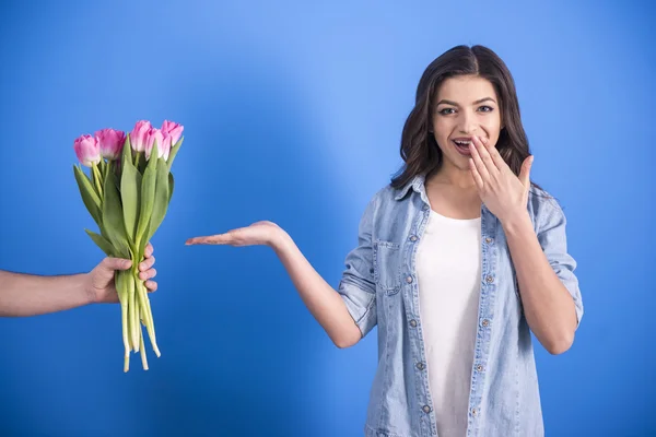 Menina com flores — Fotografia de Stock