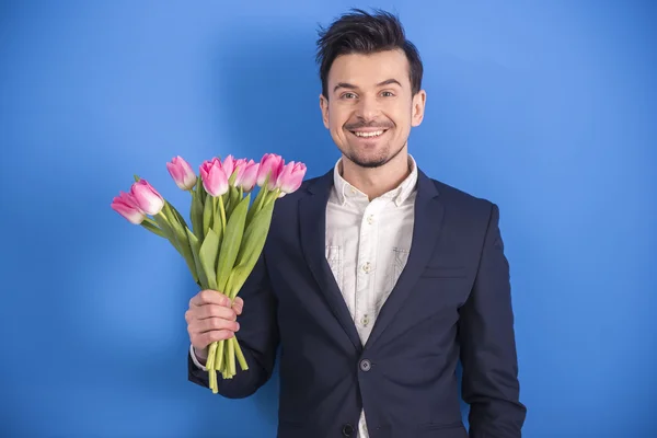 Man met bloemen — Stockfoto