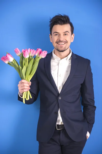 Uomo con fiori — Foto Stock