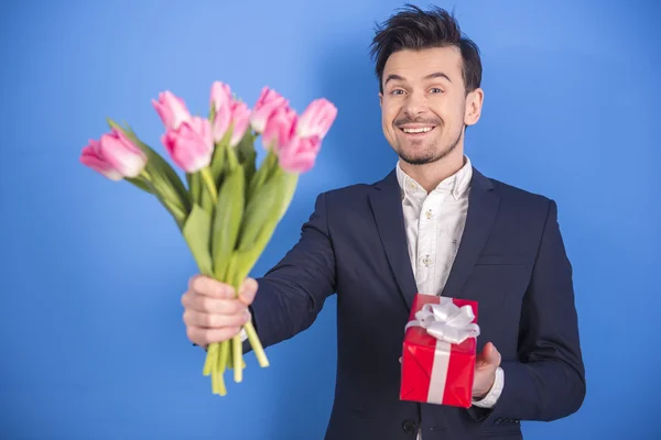 Mann mit Blumen — Stockfoto