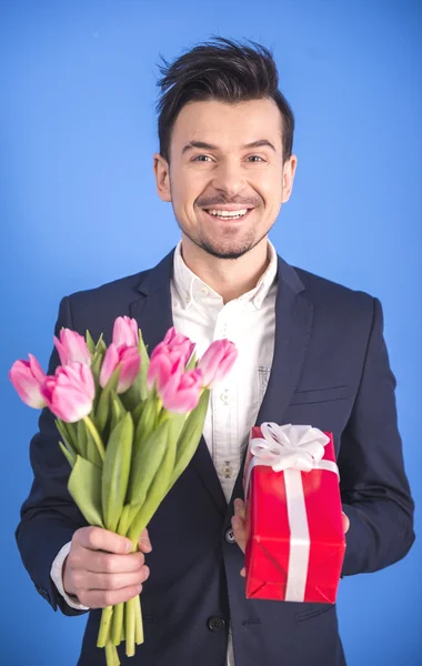 Homem com flores — Fotografia de Stock