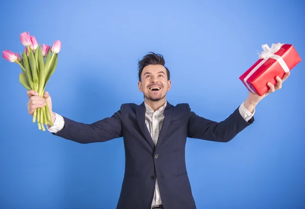 Man met bloemen — Stockfoto