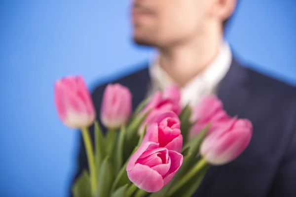 Man met bloemen — Stockfoto