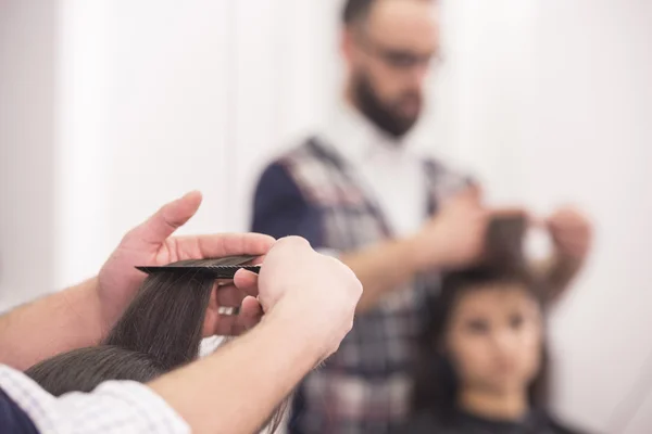 Close Hairdresser Making Haircut Client Salon Blurred Background — Stock Photo, Image