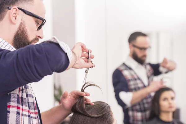 Gros Plan Coiffeur Couper Les Cheveux Une Femme Dans Salon — Photo