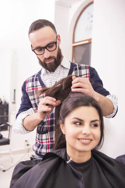 Parrucchiere Professionista Che Capelli Una Ragazza Bruna Nel Salone Del — Foto Stock