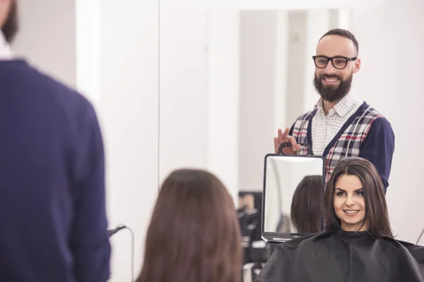 Parrucchiere Professionista Che Mostra Bel Cliente Sua Nuova Acconciatura Nel — Foto Stock