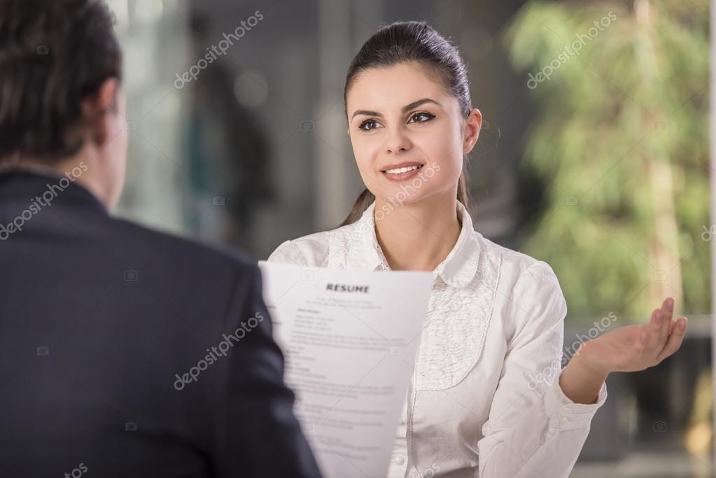 женщина интервьюер. интервью. женщина интервьюер. собеседование на менеджера. человек на собеседовании.