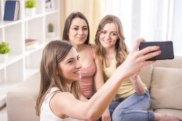 Vriendinnen thuis — Stockfoto