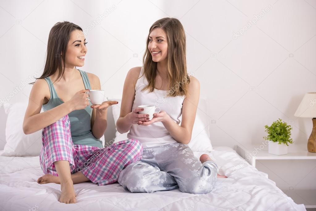 Две подружки в своих комнатах дрочат свои клитора