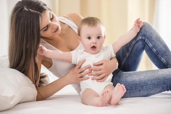 Madre con bebé . —  Fotos de Stock