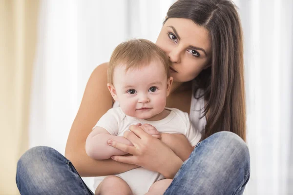 Mère avec bébé . — Photo