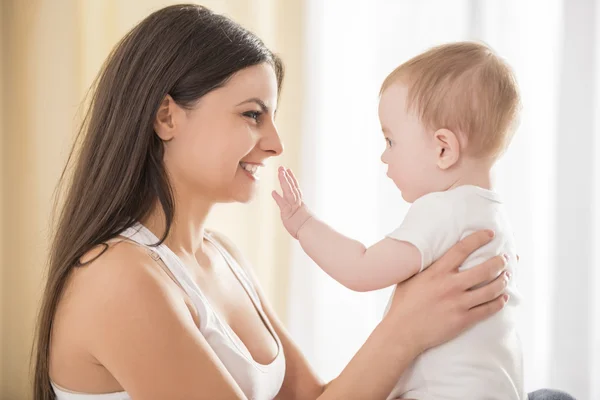 Madre con bebé . — Foto de Stock