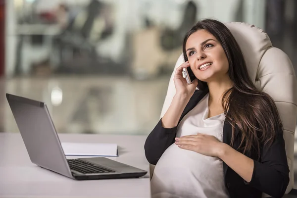 Gravid affärskvinna — Stockfoto