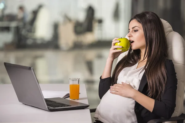 Gravid affärskvinna — Stockfoto