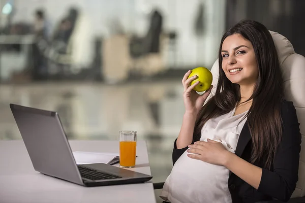 Gravid affärskvinna — Stockfoto