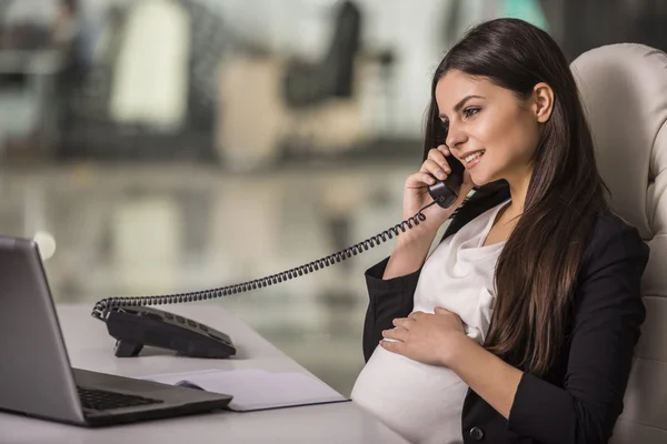 妊娠中の女性実業家 — ストック写真