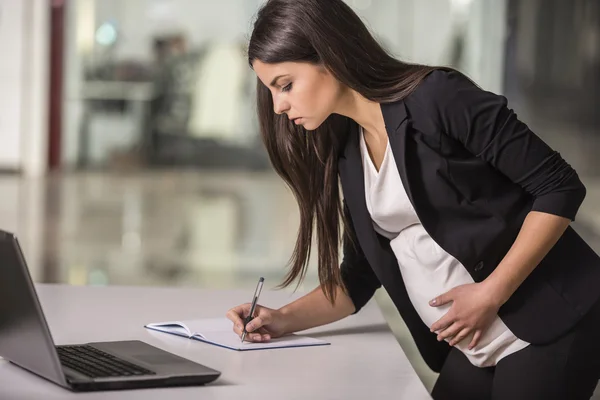 Pregnant businesswoman — Stock Photo, Image