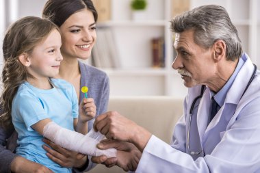 Doktor, çocuk ile anne.