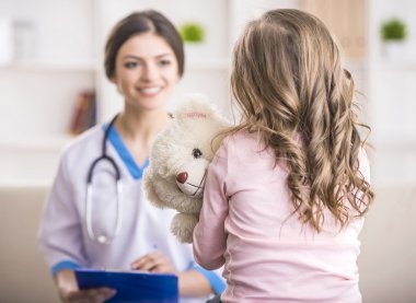 Bir doktor, küçük kız