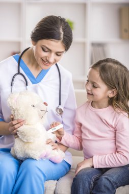 Bir doktor, küçük kız