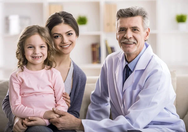 Mamma med barn hos läkaren. — Stockfoto