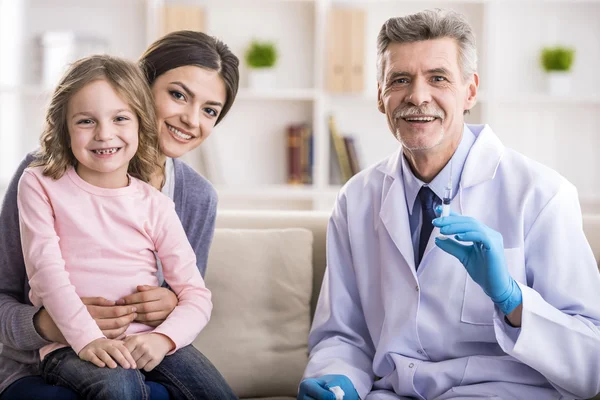 Mamma med barn hos läkaren. — Stockfoto