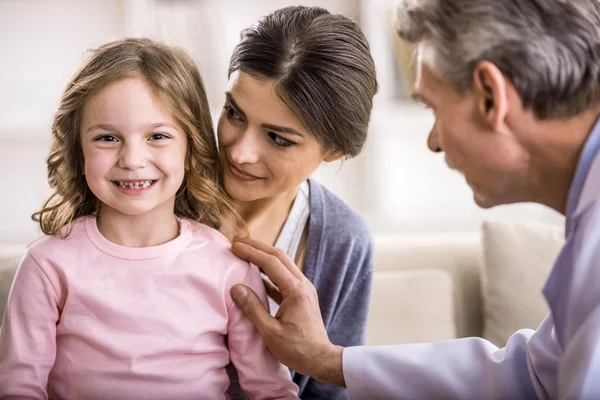 Mamma con bambino dal medico . — Foto Stock