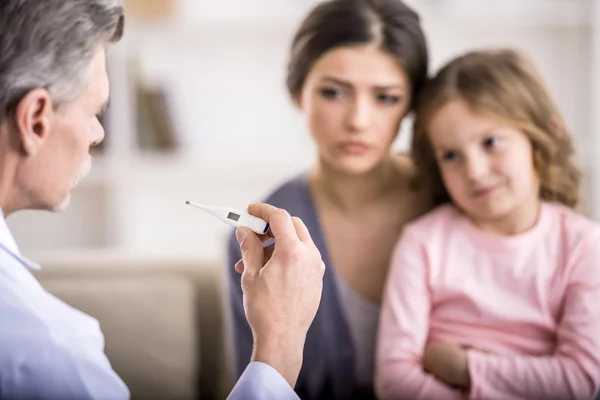 Mamá con el niño en el médico . — Foto de Stock