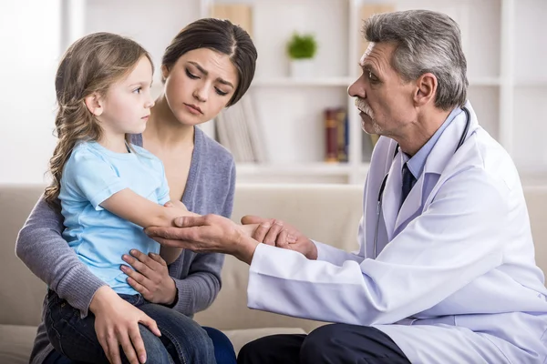 Mamma med barn hos läkaren. — Stockfoto