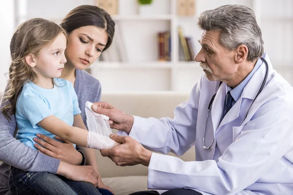 Mãe com criança no médico . — Fotografia de Stock