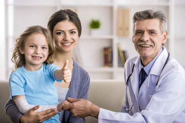 Mamá con el niño en el médico . — Foto de Stock