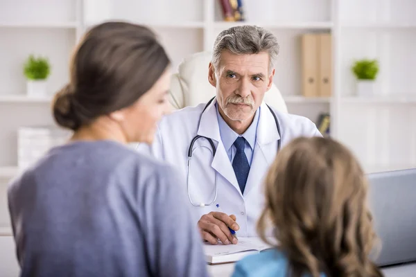 Mutter mit Kind beim Arzt. — Stockfoto