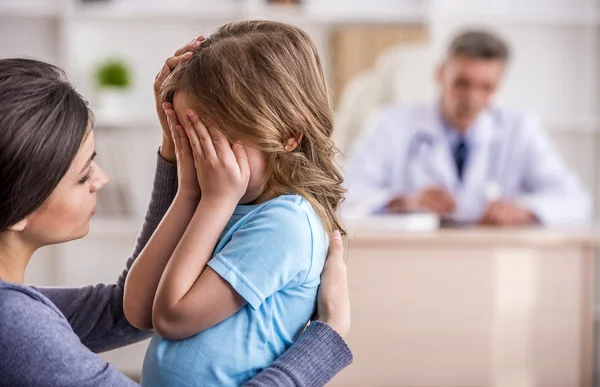 Mamma med barn hos läkaren. — Stockfoto