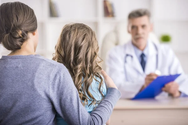 Mamá con el niño en el médico . —  Fotos de Stock