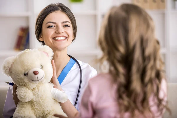 Ragazzina in un medico — Foto Stock