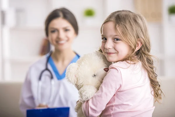 Liten flicka i en läkare — Stockfoto