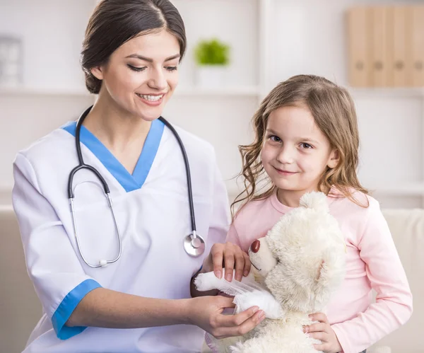 Petite fille dans un médecin — Photo