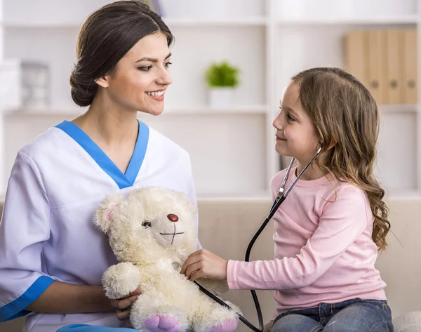 Niña en un médico —  Fotos de Stock